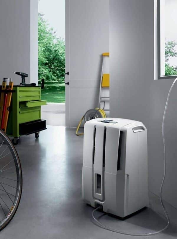 De'Longhi DD230P Aria Dry Pump Déshumidificateur, Efficacité dès 24h, Tuyau Evacuation 5 m, Réservoir d'eau Amovible, Capacité 30 Litres,540 W, Blanc