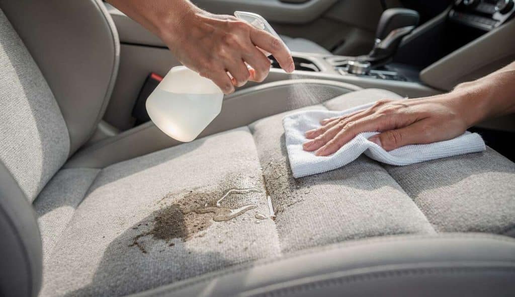 Comment nettoyer des sièges de voiture en tissu ?