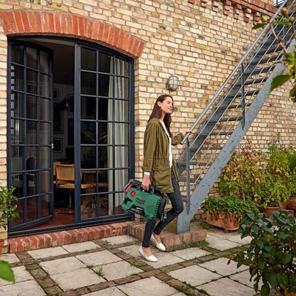 Découvrez la puissance du Bosch EasyAquatak 120 : nettoyeur haute pression 1 500 W avec kit complet inclus pour un nettoyage efficace et sans effort.