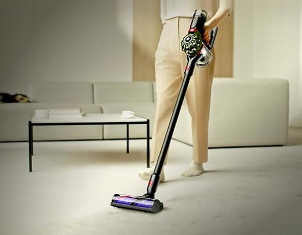 Découvrez notre test complet du Dyson V8 Cyclone. Un aspirateur performant sans fil avec autonomie exceptionnelle pour un nettoyage efficace et pratique de votre intérieur.