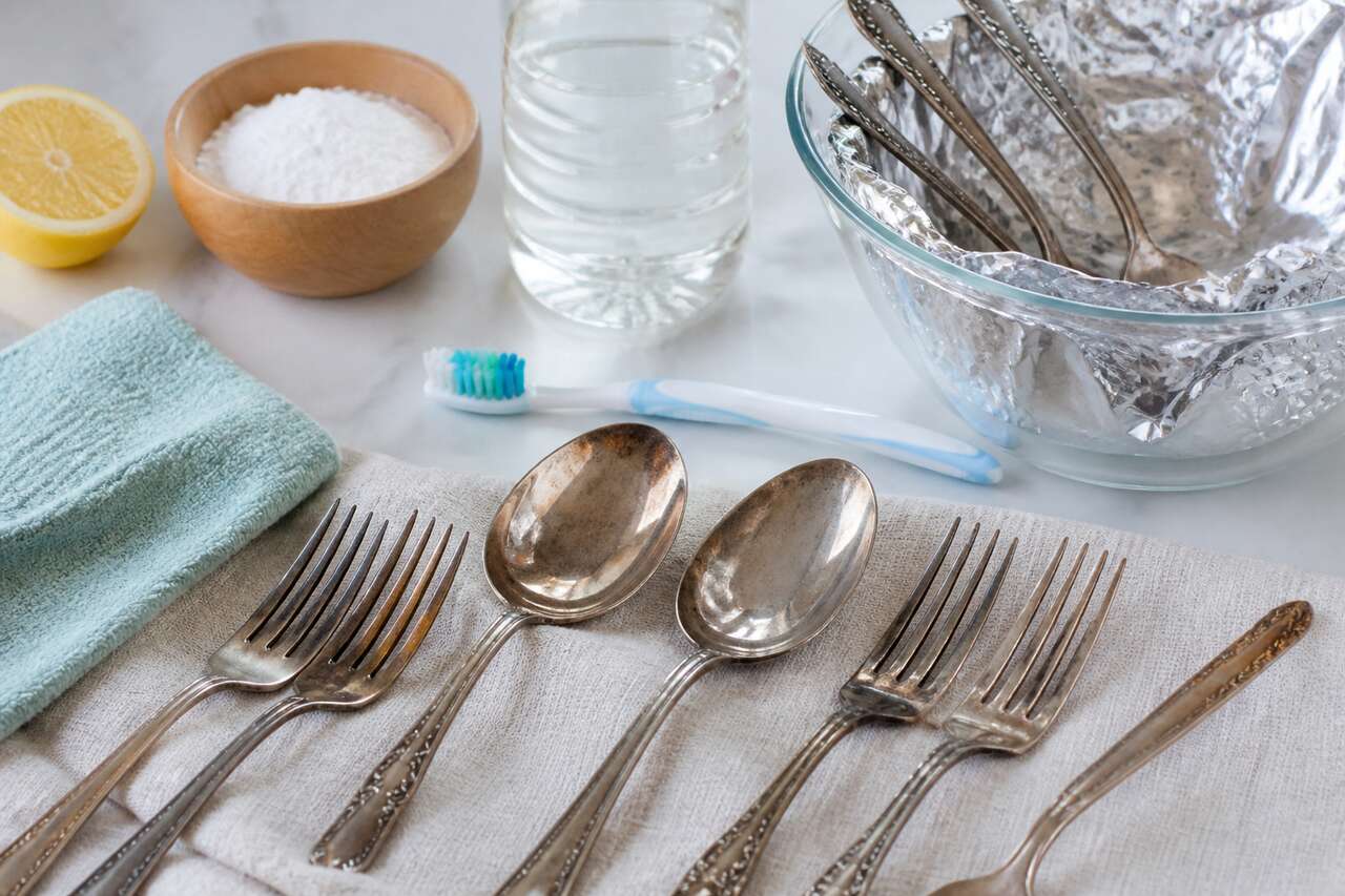 Remèdes de grand-mère: bicarbonate, vinaigre blanc, aluminium, dentifrice Remèdes de grand-mère: bicarbonate, vinaigre blanc, aluminium, dentifrice