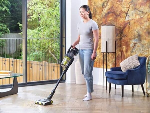 Découvrez notre test complet de l'aspirateur balai Ryobi RASV18BL-1C40GL : performances, puissance et efficacité pour un nettoyage sans fil optimal.