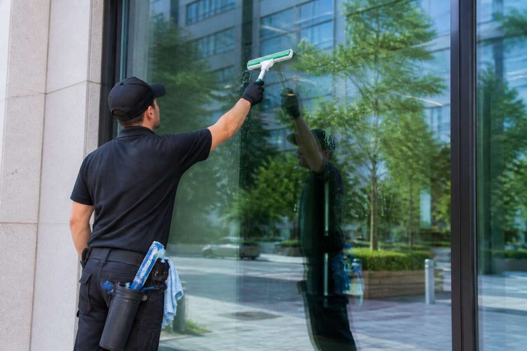 Nettoyage de vitrine : 7 astuces pro pour un résultat impeccable sans traces