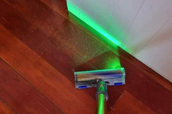 Découvrez notre test complet du Dyson V15s detect : performances exceptionnelles, technologie laser et autonomie impressionnante pour un nettoyage sans compromis.